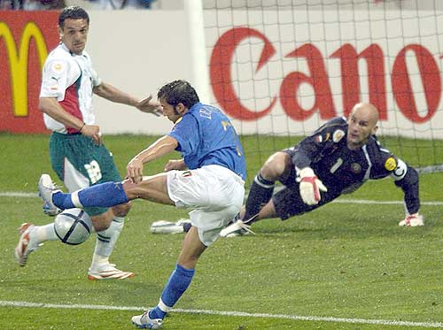 Del Piero calcia fuori da 2 metri, 22 giugno 2004